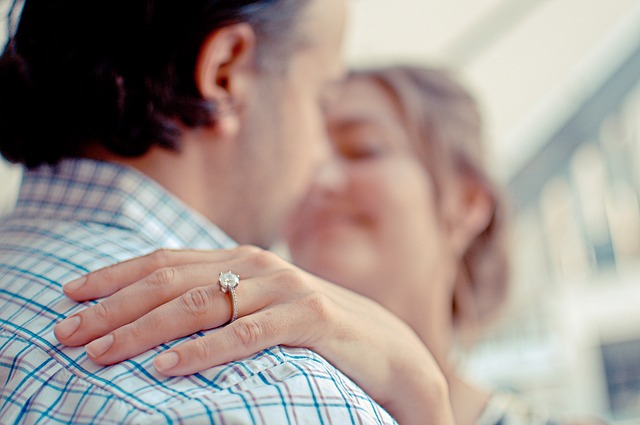 Read more about the article כיצד לנקות את טבעת האירוסין שלכם